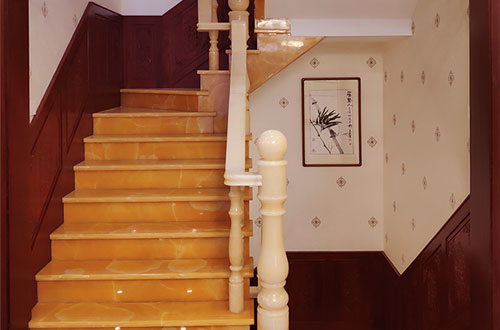 新巴尔虎左中式别墅室内汉白玉石楼梯的定制安装装饰效果